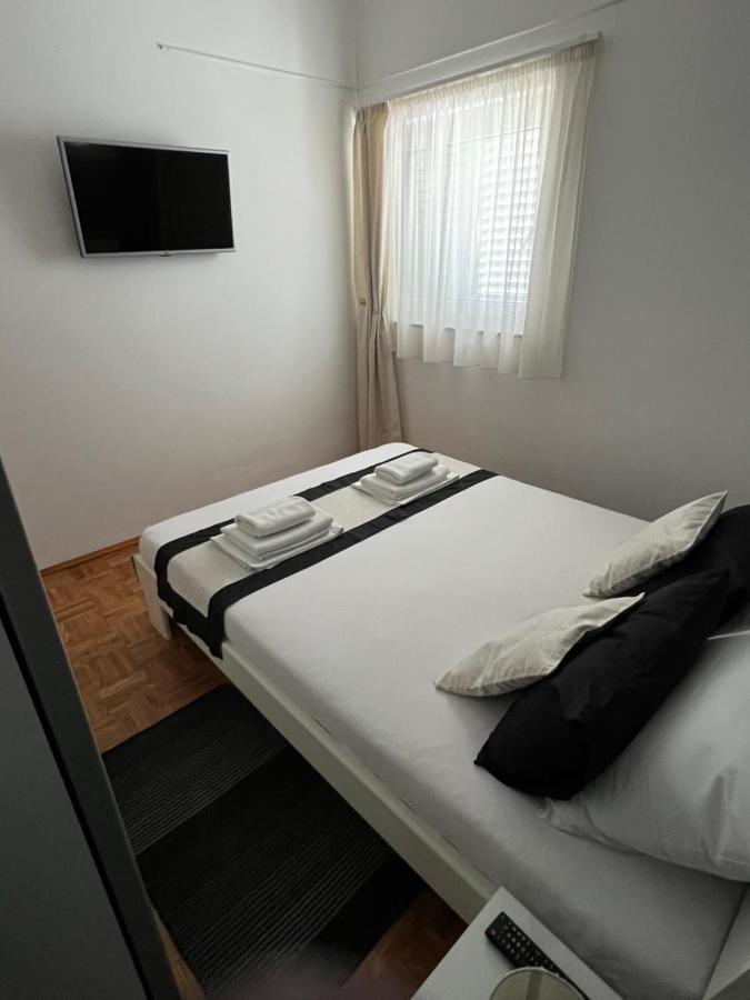 Apartments Loncar-Near Zrce Beach Novalja Buitenkant foto