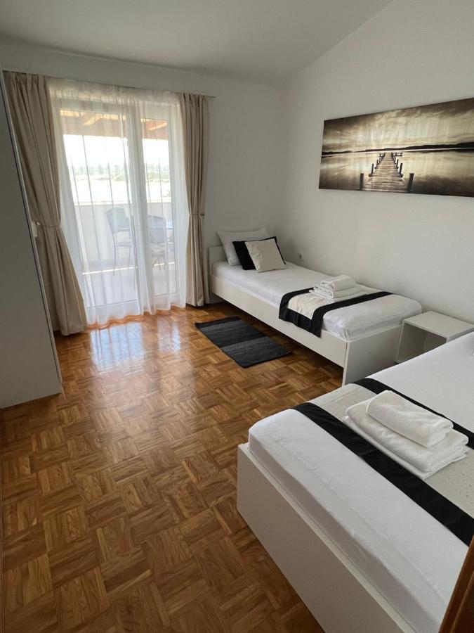 Apartments Loncar-Near Zrce Beach Novalja Buitenkant foto