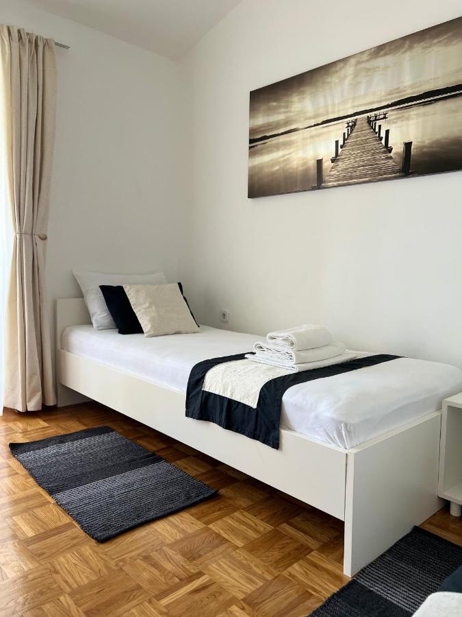 Apartments Loncar-Near Zrce Beach Novalja Buitenkant foto